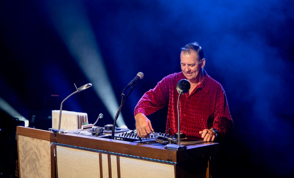 SWELL Vinyl Swings the Fringe